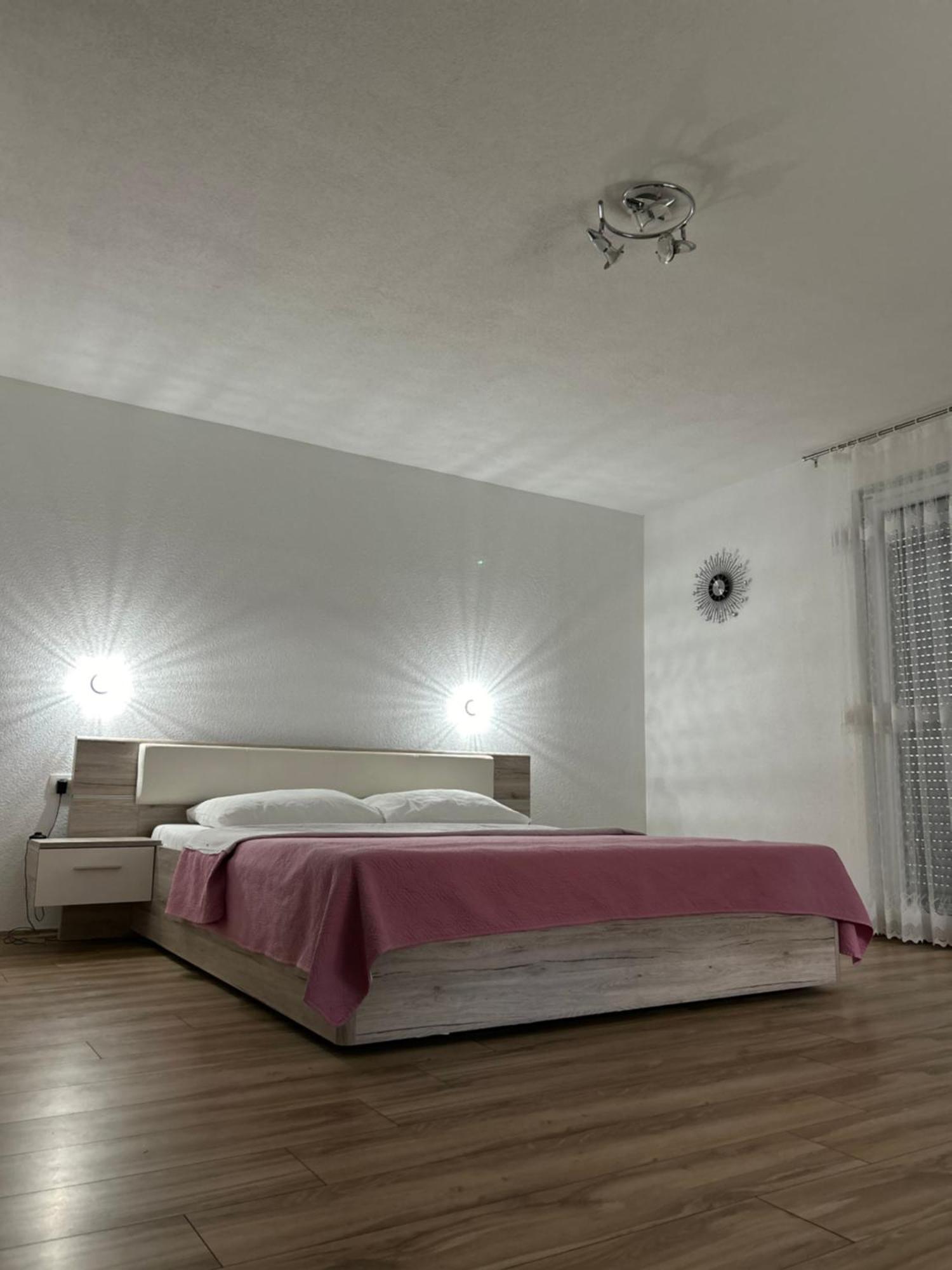 Apartments And Rooms Krizmanic สโมลยานัซ ภายนอก รูปภาพ
