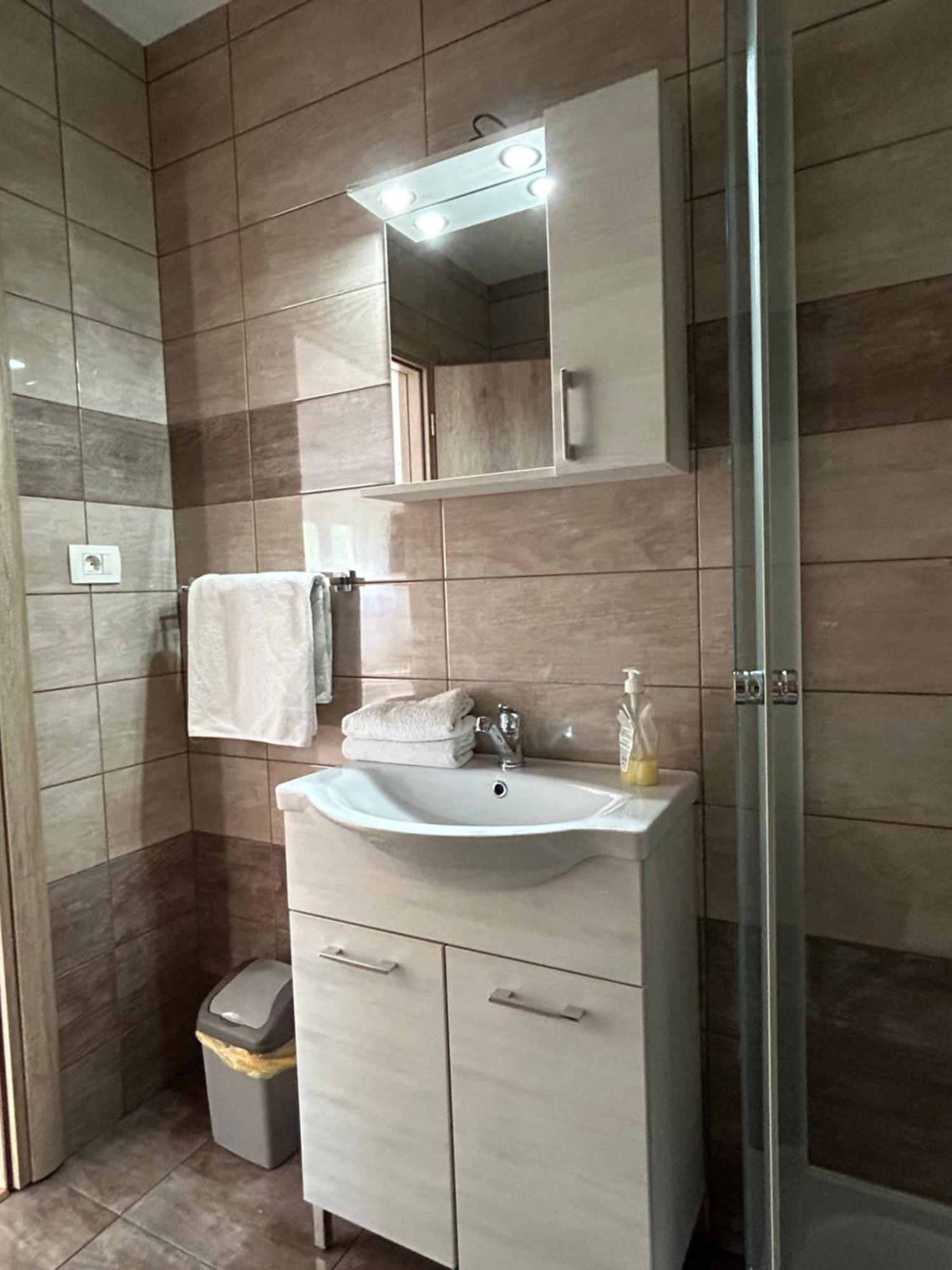 Apartments And Rooms Krizmanic สโมลยานัซ ภายนอก รูปภาพ