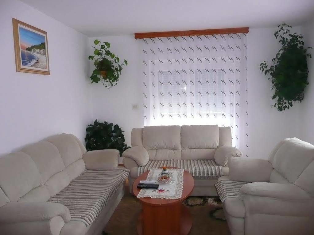 Apartments And Rooms Krizmanic สโมลยานัซ ภายนอก รูปภาพ